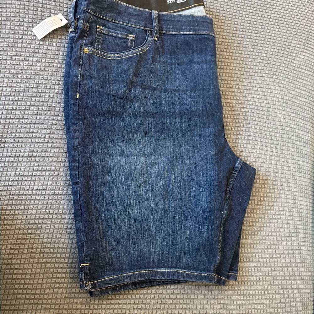 Liz Claiborne Dark Blue Denim Sara Shorts 24W mid rise NWT - Picture 4 of 6